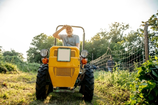 mężczyzna na traktorze